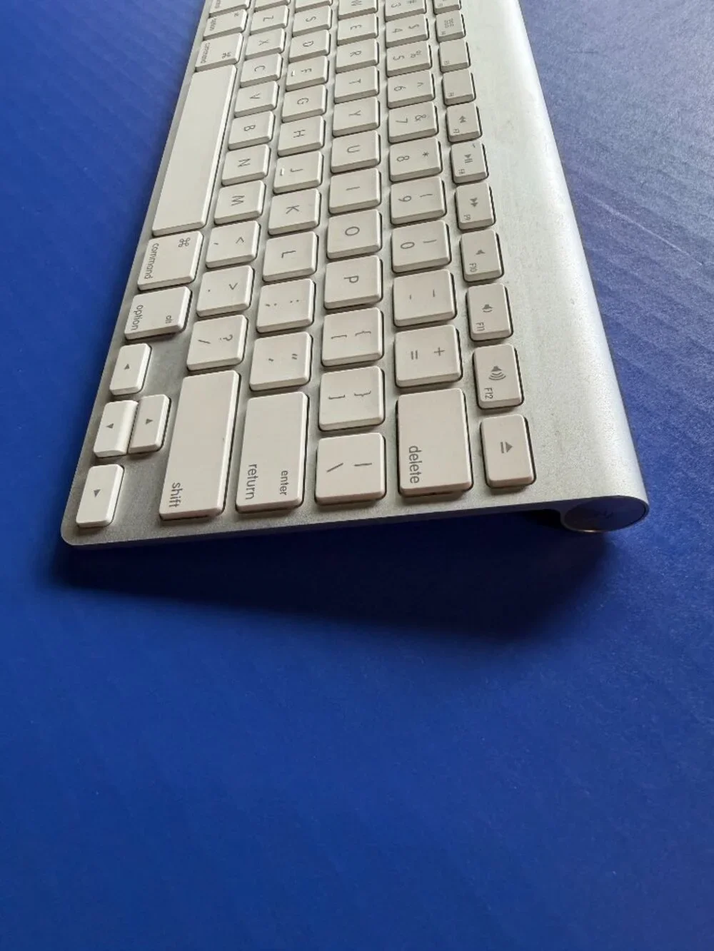 Apple A1314 Wireless Keyboard MC184LL/A White Keys Aluminum Metal Base 2 AA